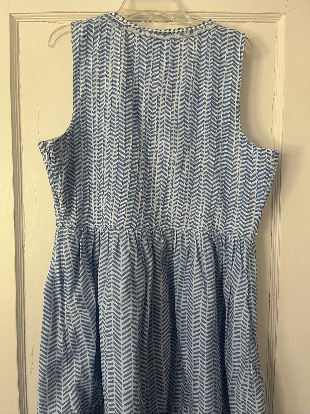 Vineyard Vines Blue and White Sleeveless V-Neck Printed Dress - Picture 4 of 5
